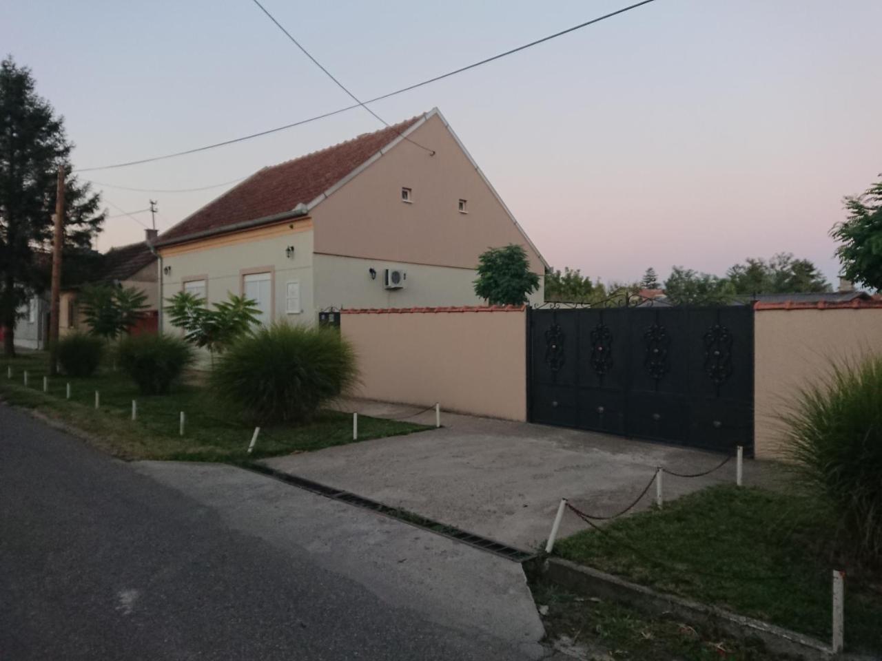 Guest House A'Storia Ruma község Kültér fotó